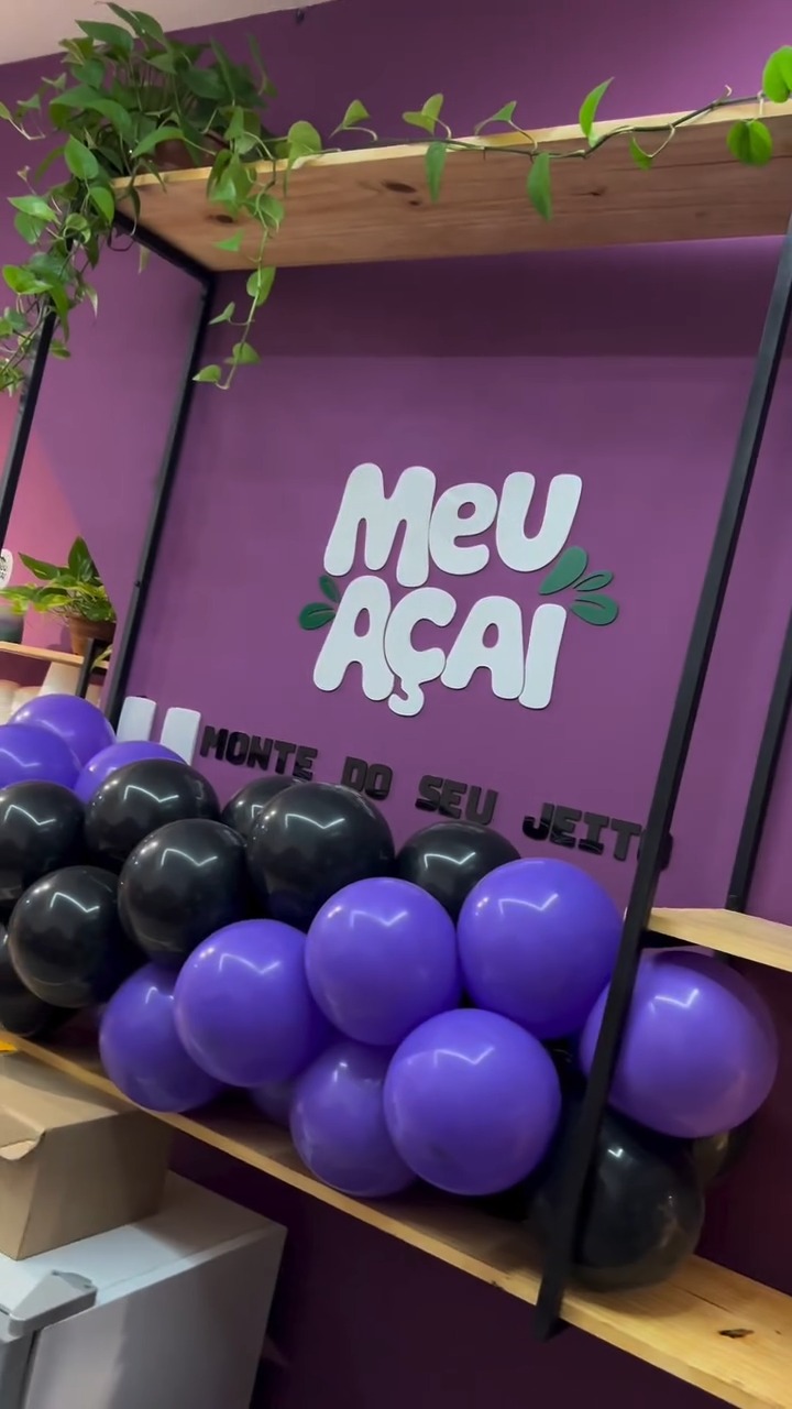 Decoracao da loja Meu Acai com parede roxa